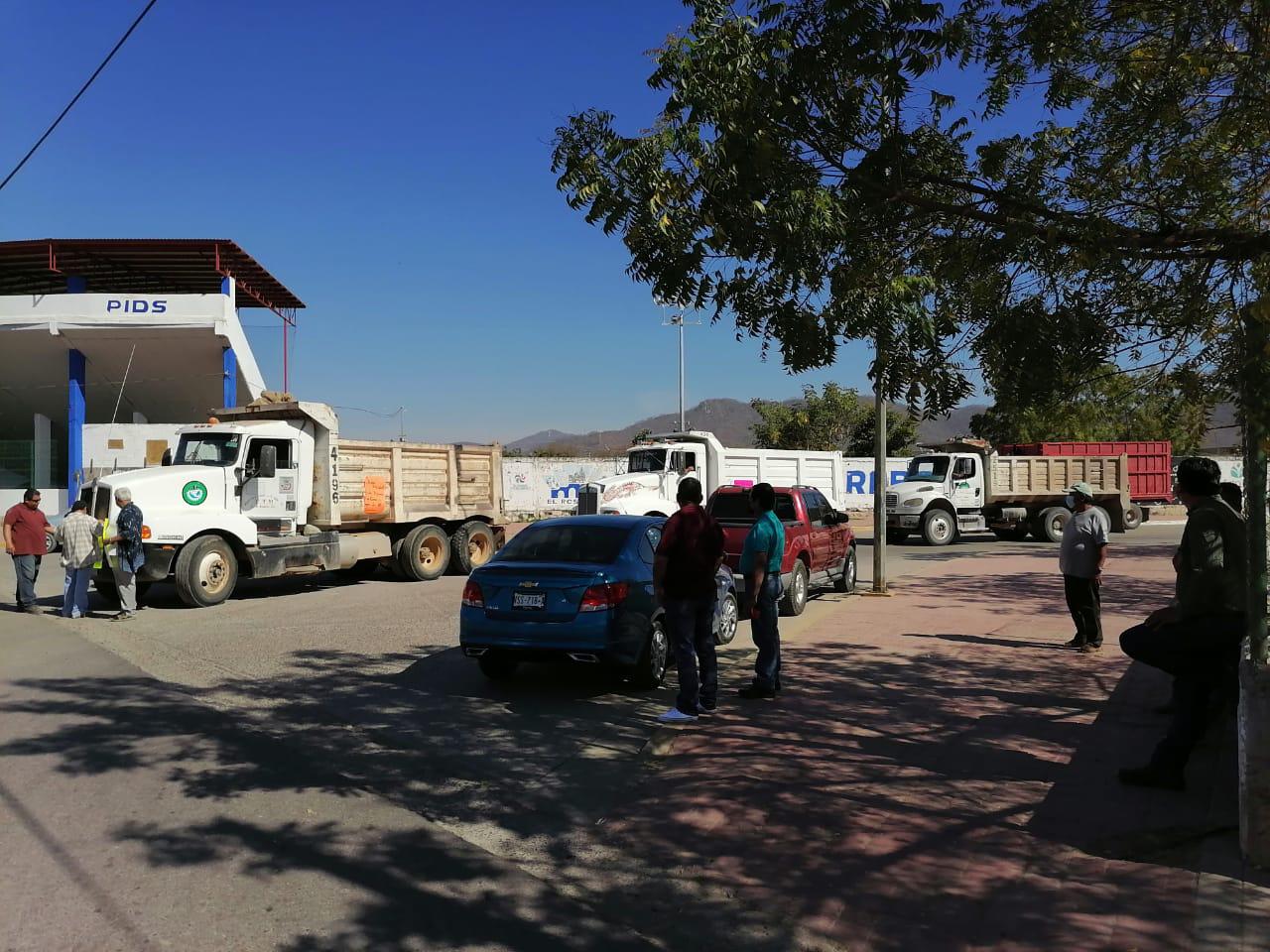 $!Transportistas exigen a ICA les dé trabajo para acarrear material para la Presa Santa María