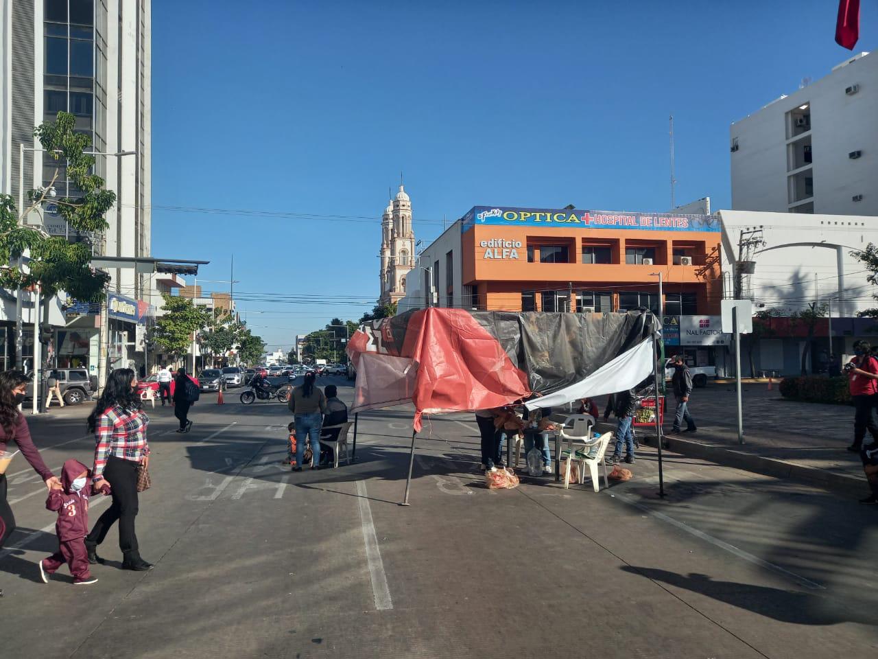 $!Amanece bloqueada la Avenida Álvaro Obregón en Culiacán; pepenadores cumplen 24 horas en protesta