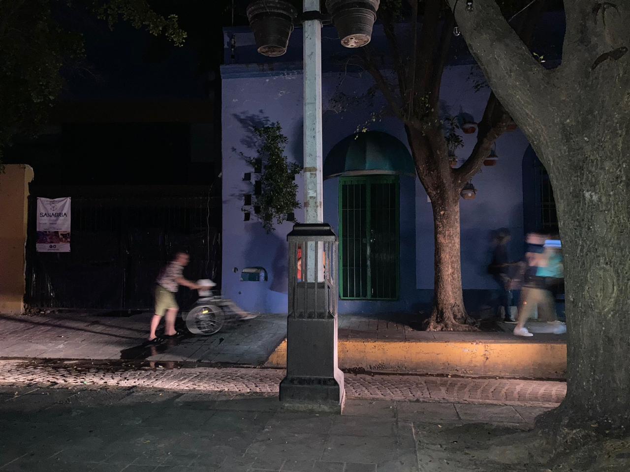 $!Más apagones en Mazatlán; se quejan familias y comerciantes del Centro