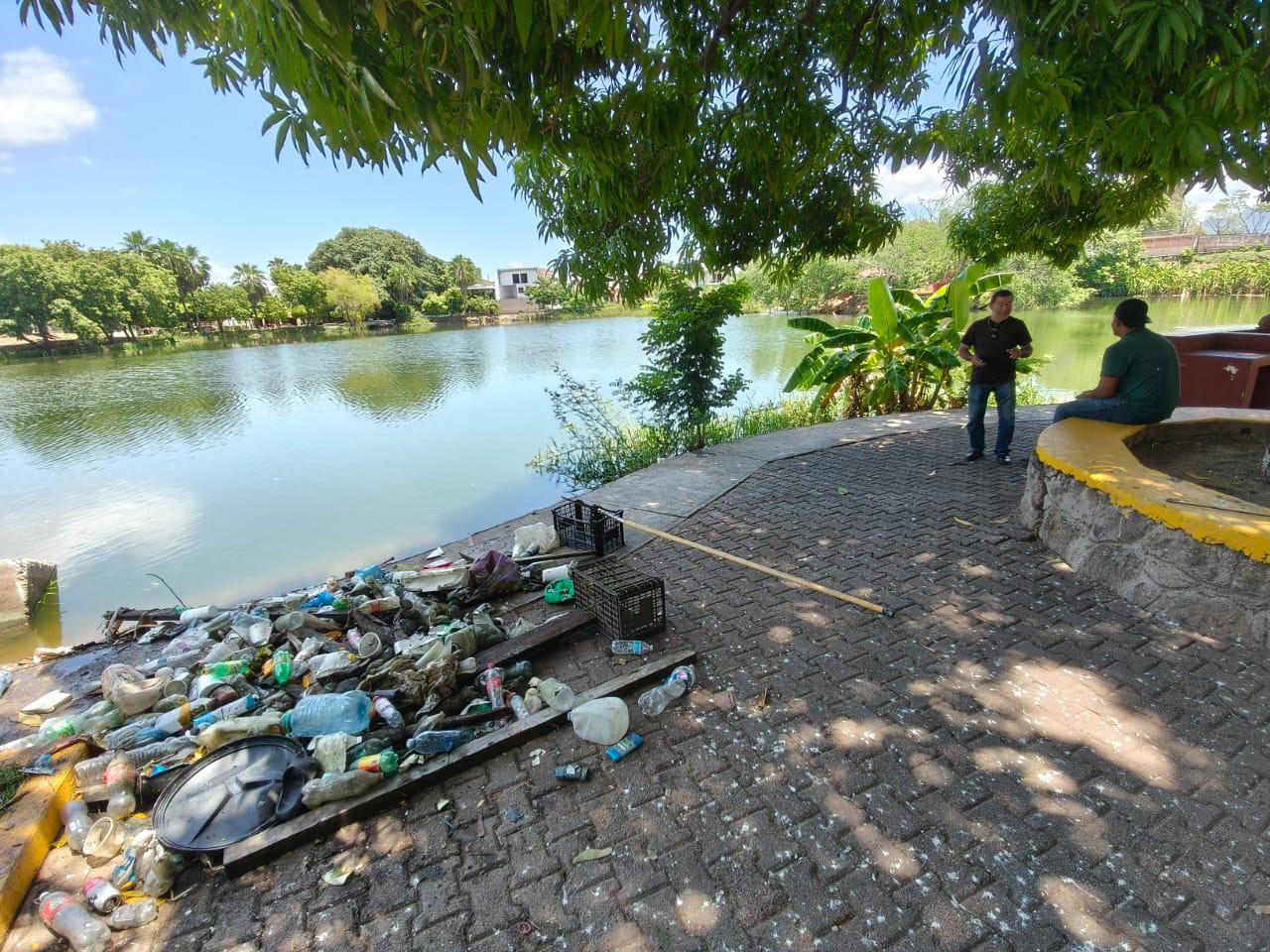 $!Tras lluvias en Rosario, Servicios Públicos realiza limpia en la Laguna del Iguanero