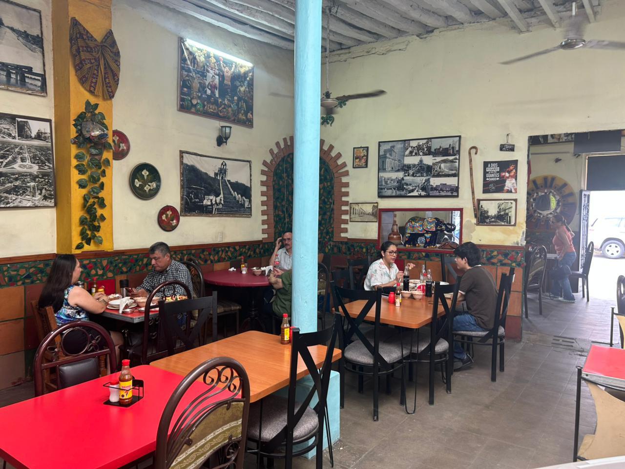 $!Celebran en Culiacán el Día del Padre en restaurantes y reuniones familiares
