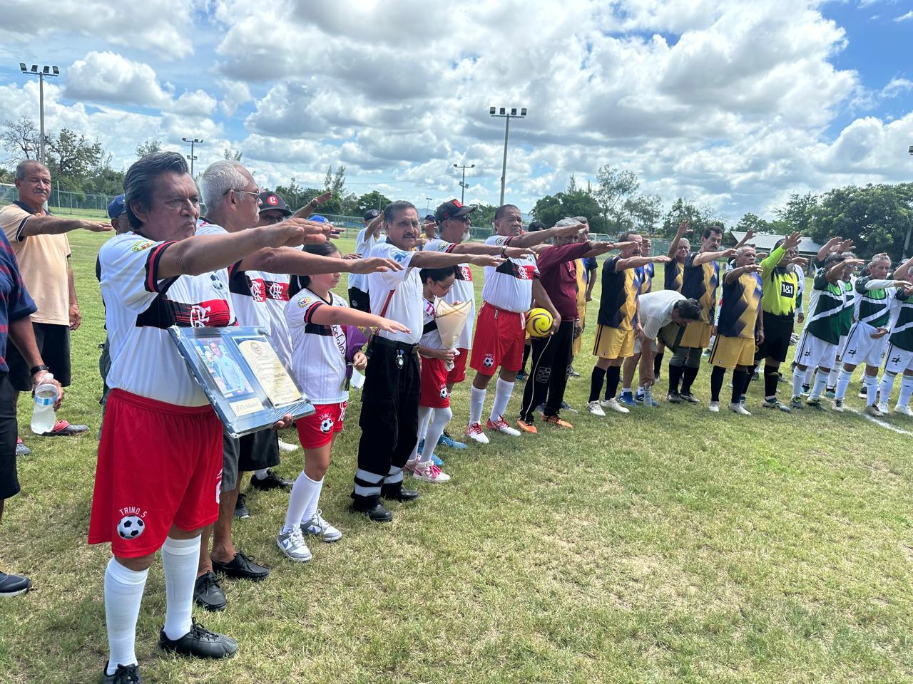 $!Arranca la temporada 2025 de la Liga 65 y Más del Club Muralla con emotivo homenaje a figuras del futbol veterano