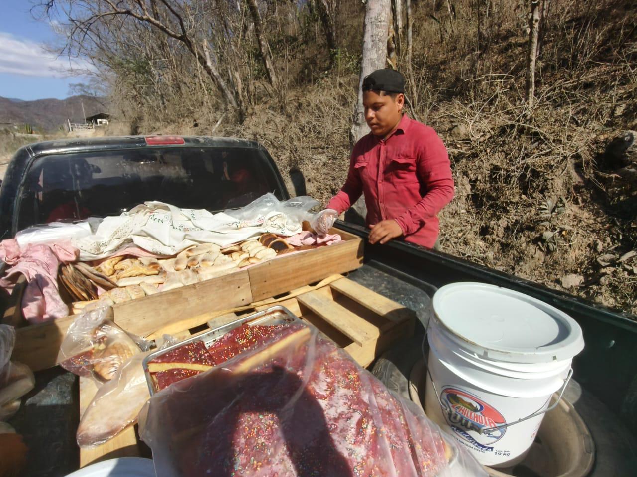 $!Humberto elabora pan artesanal para vender en la zona de Chele, en Rosario