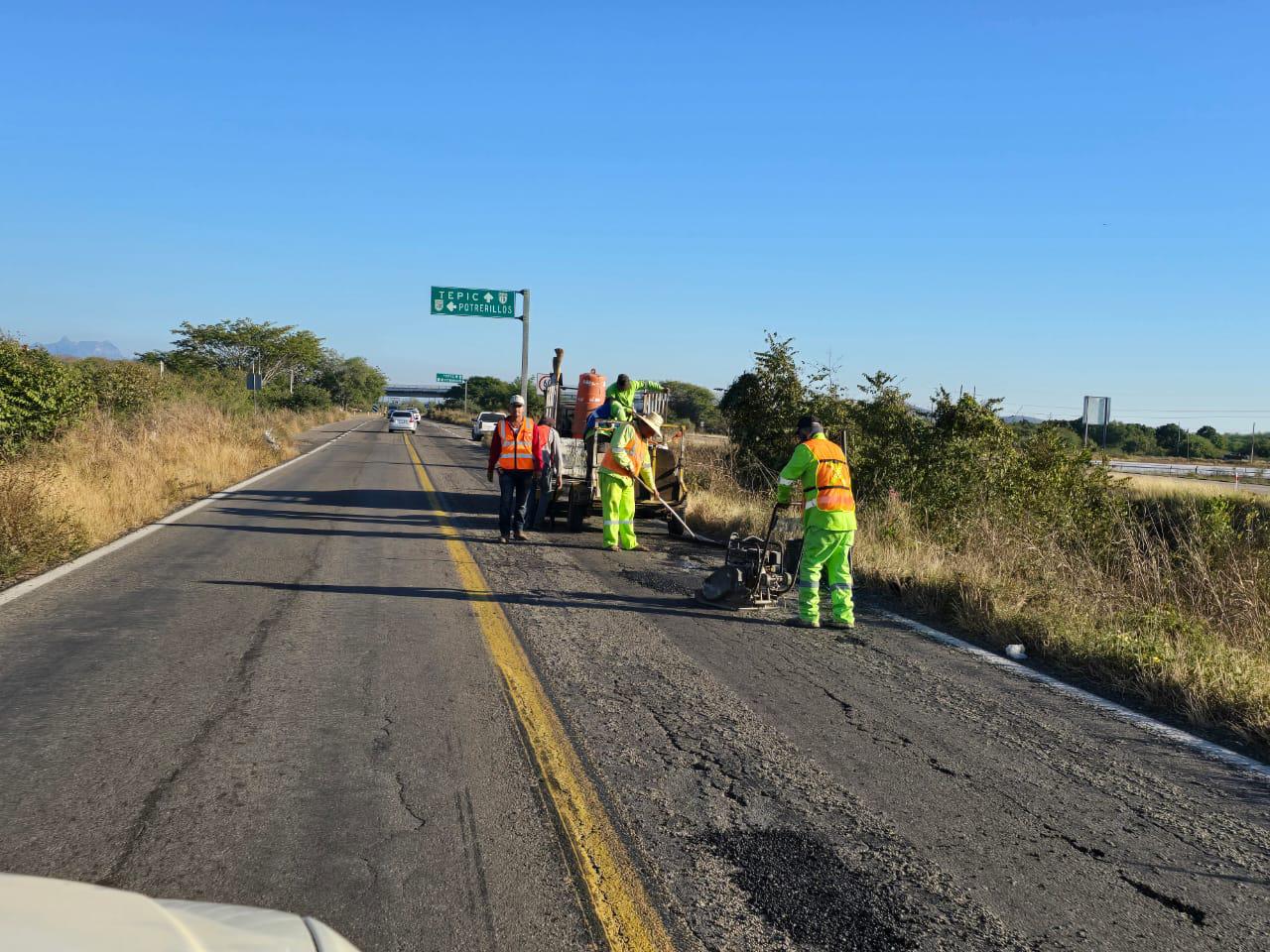 $!Anuncia Obras Públicas de Rosario que SCT atiende con bacheo de la carretera México 15