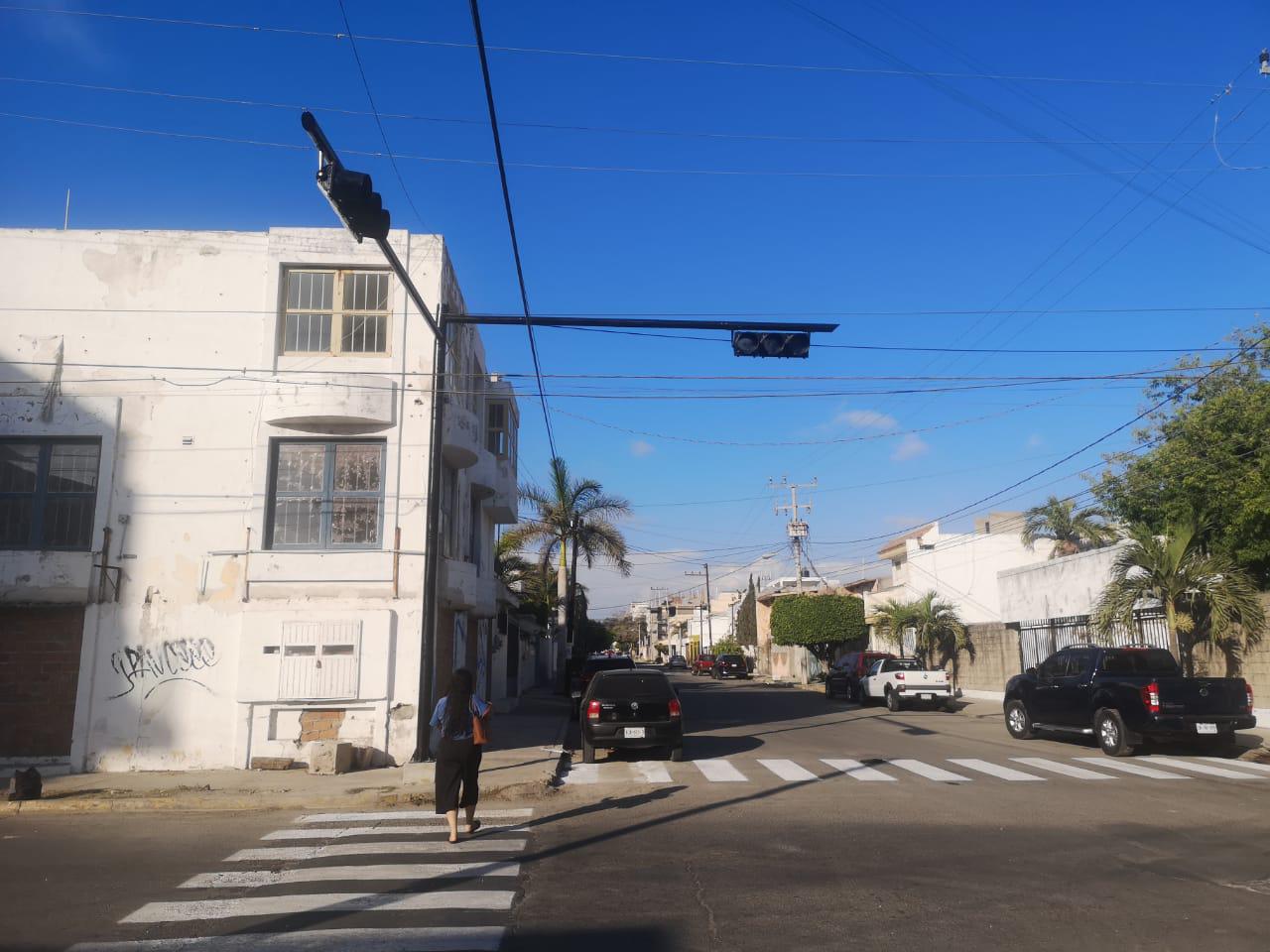 $!Colocan nuevos semáforos viales en Mazatlán