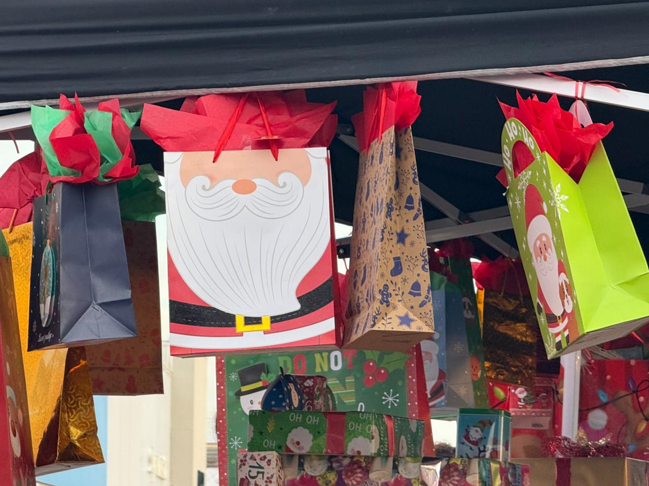 $!Culichis gastan hasta hasta 3 mil pesos por envolver sus regalos en fiestas decembrinas