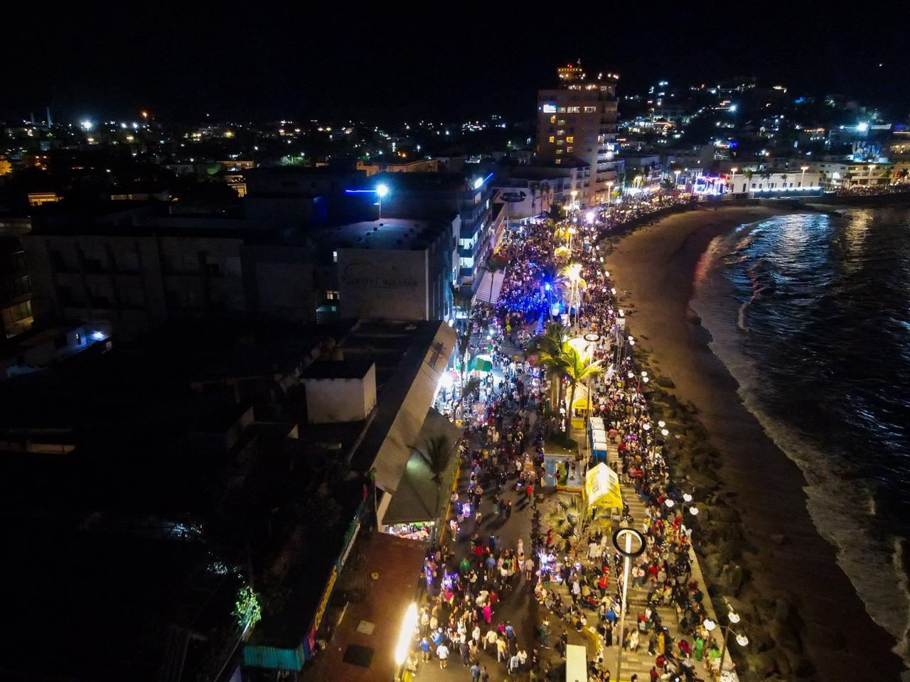 $!‘Explota’ Nawat Itsaragrisil en la tradicional Quema del Mal humor del Carnaval de Mazatlán