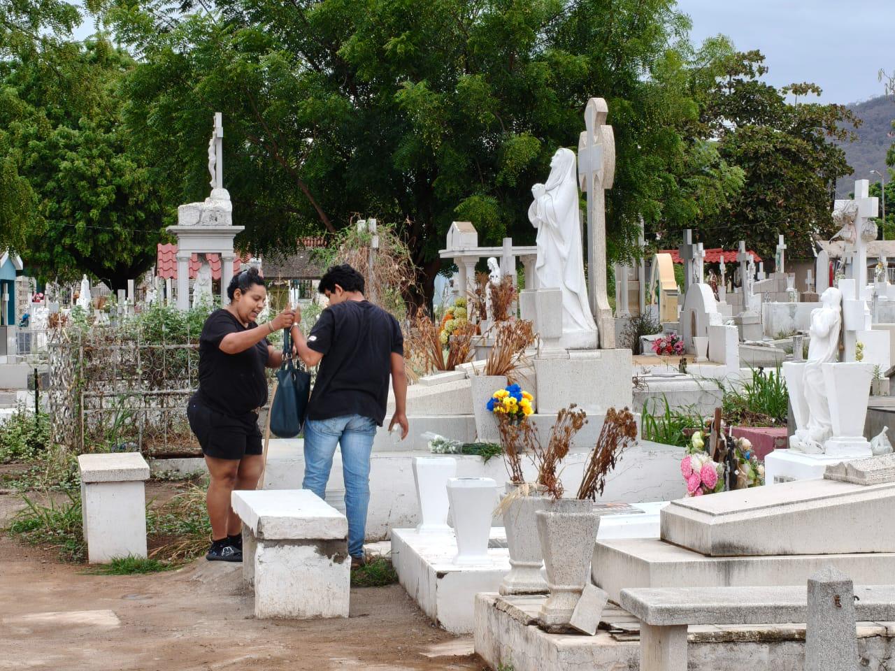 $!A 30 años de su partida, Jazmín mantiene vivo el recuerdo de su padre en cada visita a su tumba