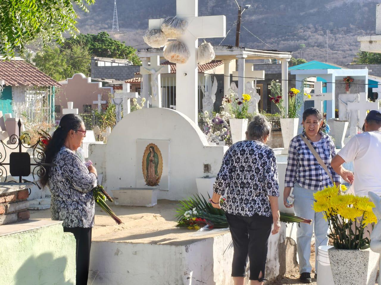 $!Familias de Rosario honran a sus madres en el panteón municipal