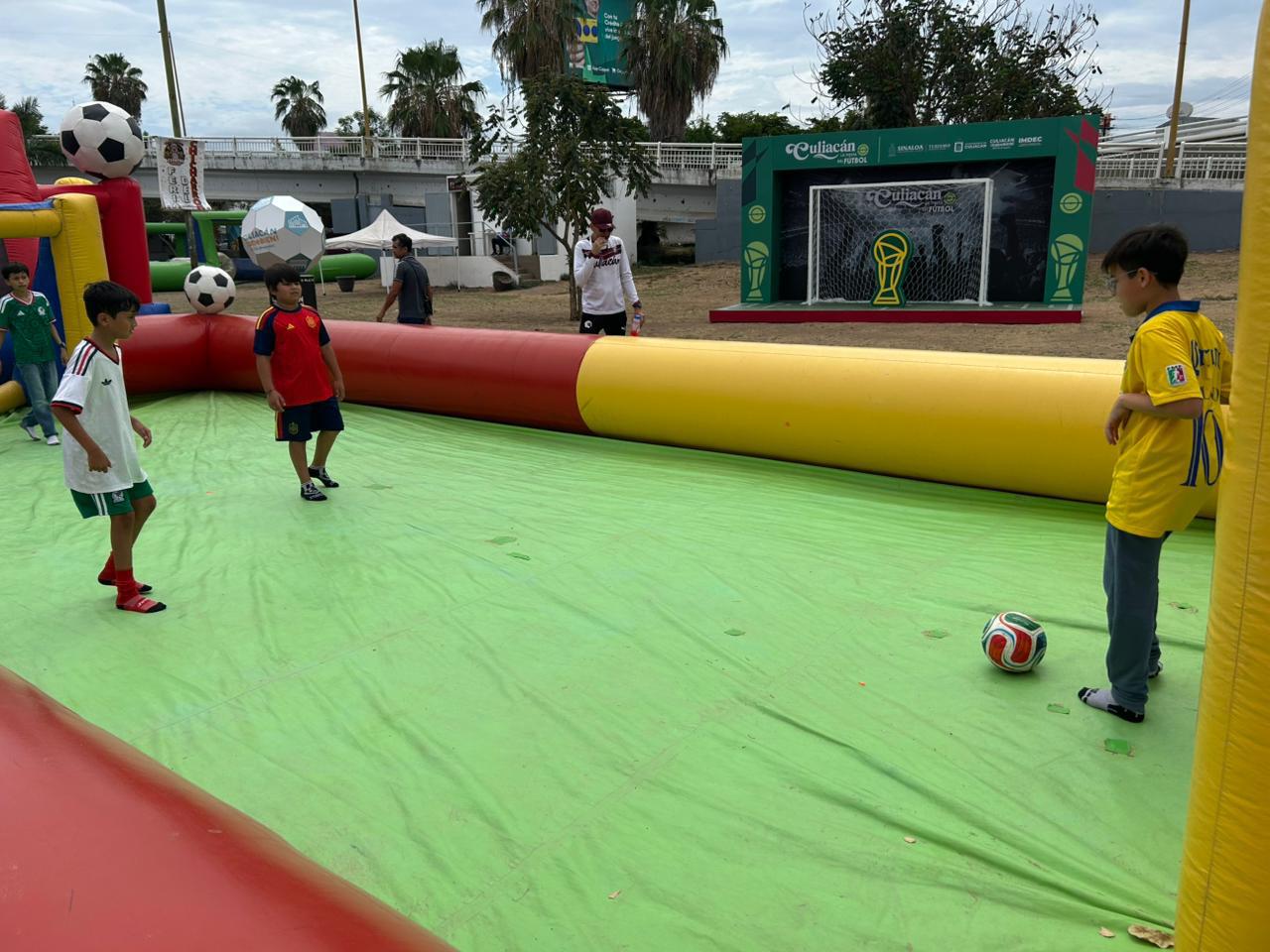 $!‘Culiacán, la Fiesta del Futbol’ reúne a miles en el Parque Acuático