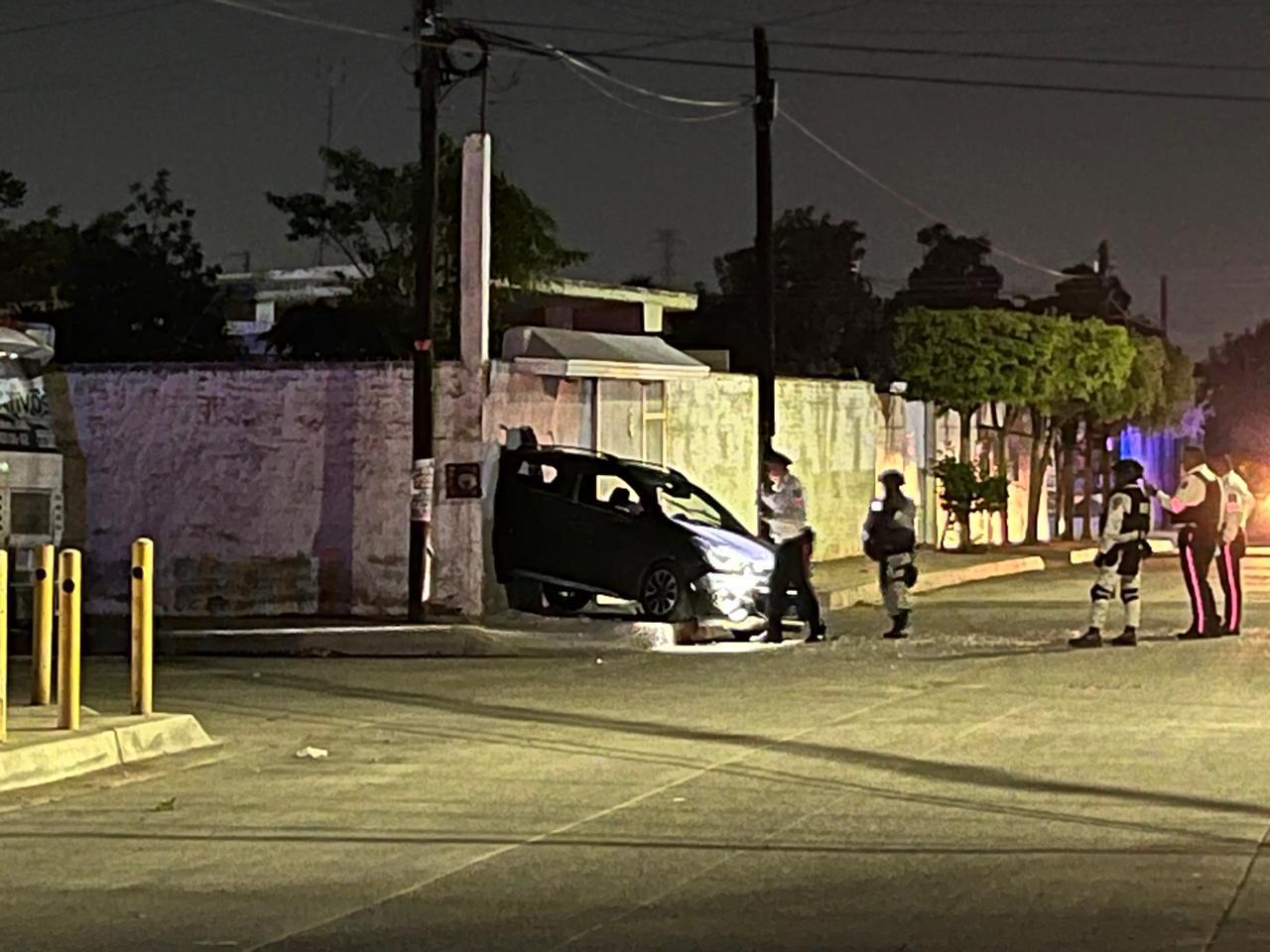 $!Abandonan vehículo baleado y estrellado contra un domicilio de la 21 de Marzo, en Culiacán