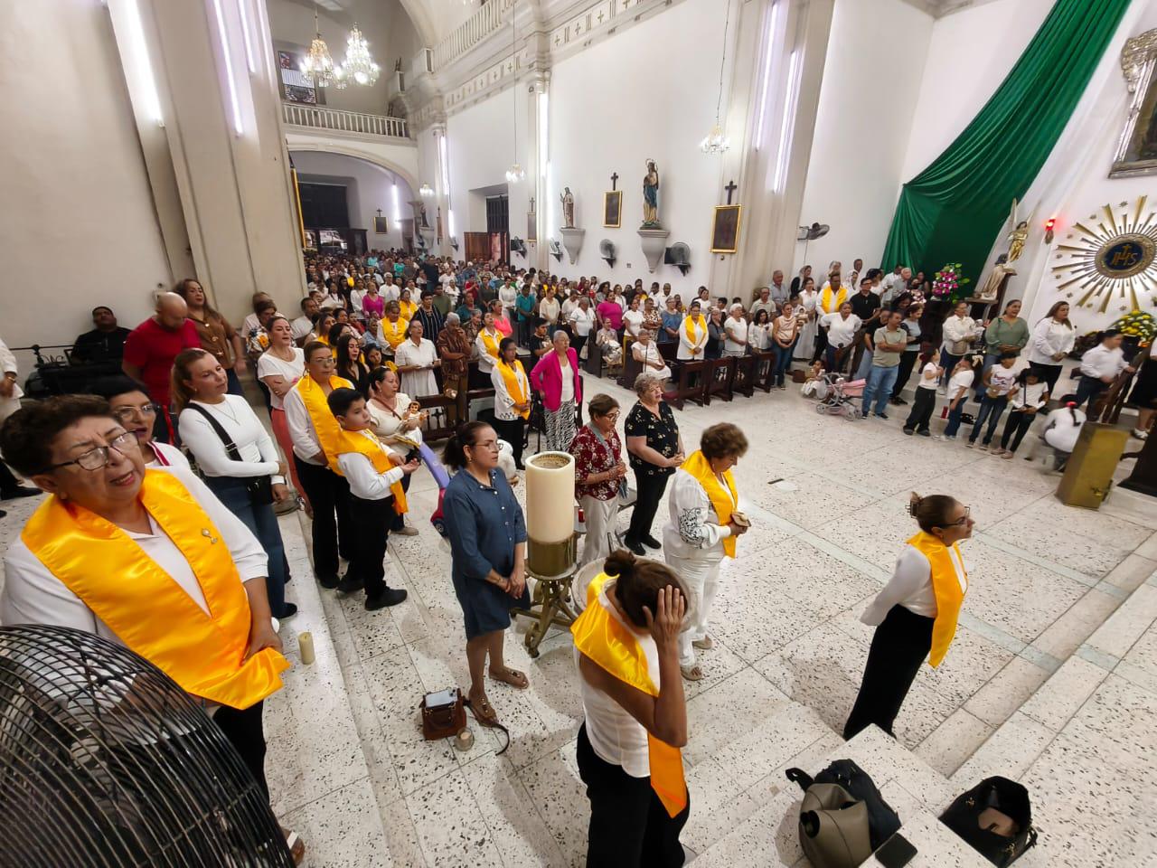 $!Bendicen en Rosario la primer capilla de adoración perpetua