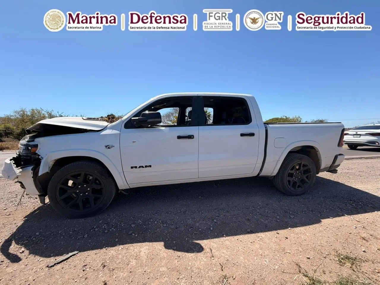 $!Tras persecución, policías de Harfuch detienen a dos jóvenes armados en la Culiacán-Mazatlán