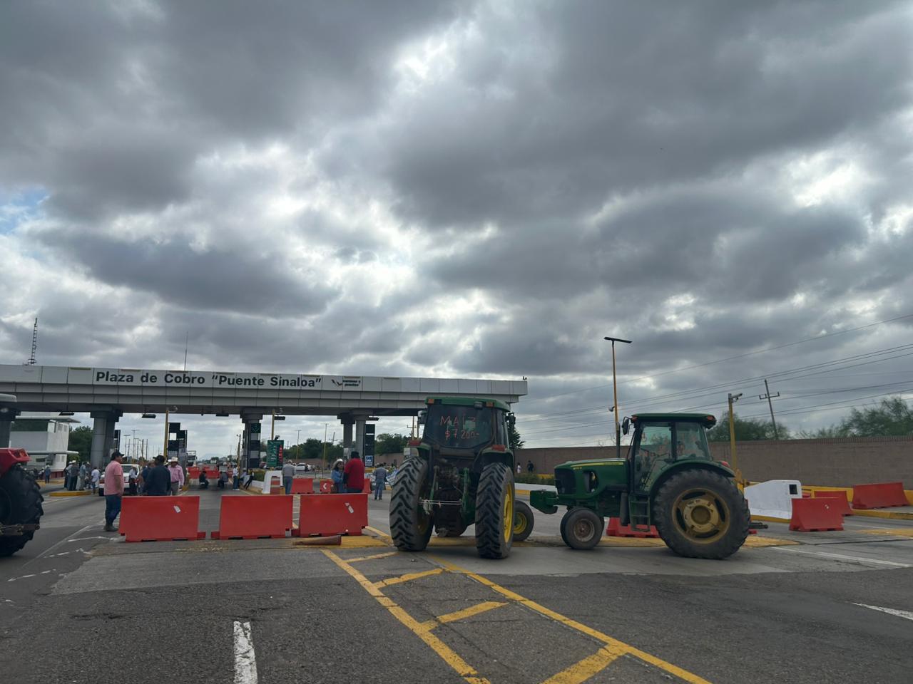 $!Con tractores y otros vehículos, los productores agrícolas bloquearon parte de los carriles en la caseta Cuatro Caminos, en Guasave.