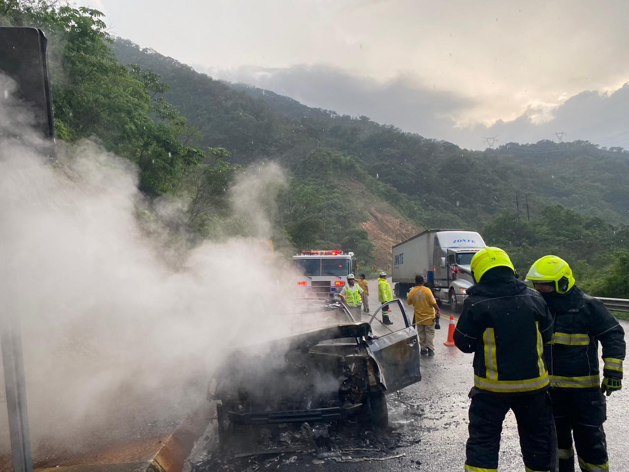 $!Incendio consume auto familiar en la autopista Durango-Mazatlán
