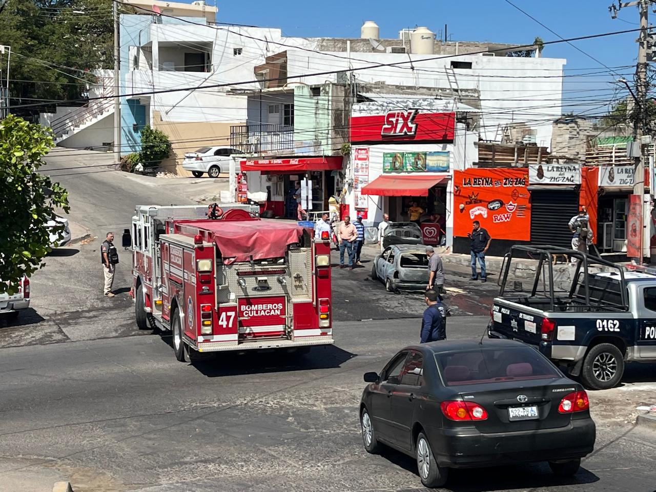 $!Se incendia un vehículo en la colonia 5 de Mayo, en Culiacán