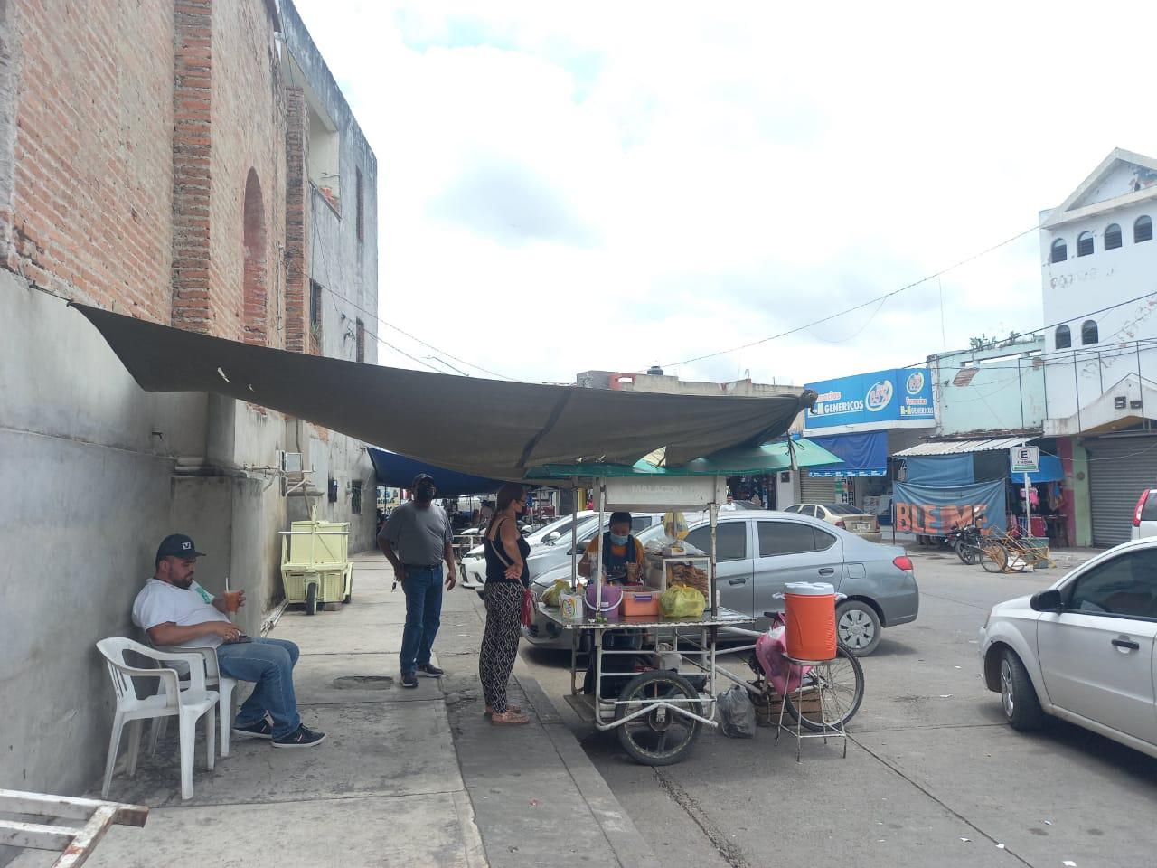 $!Comercios no esenciales aún operan en Escuinapa