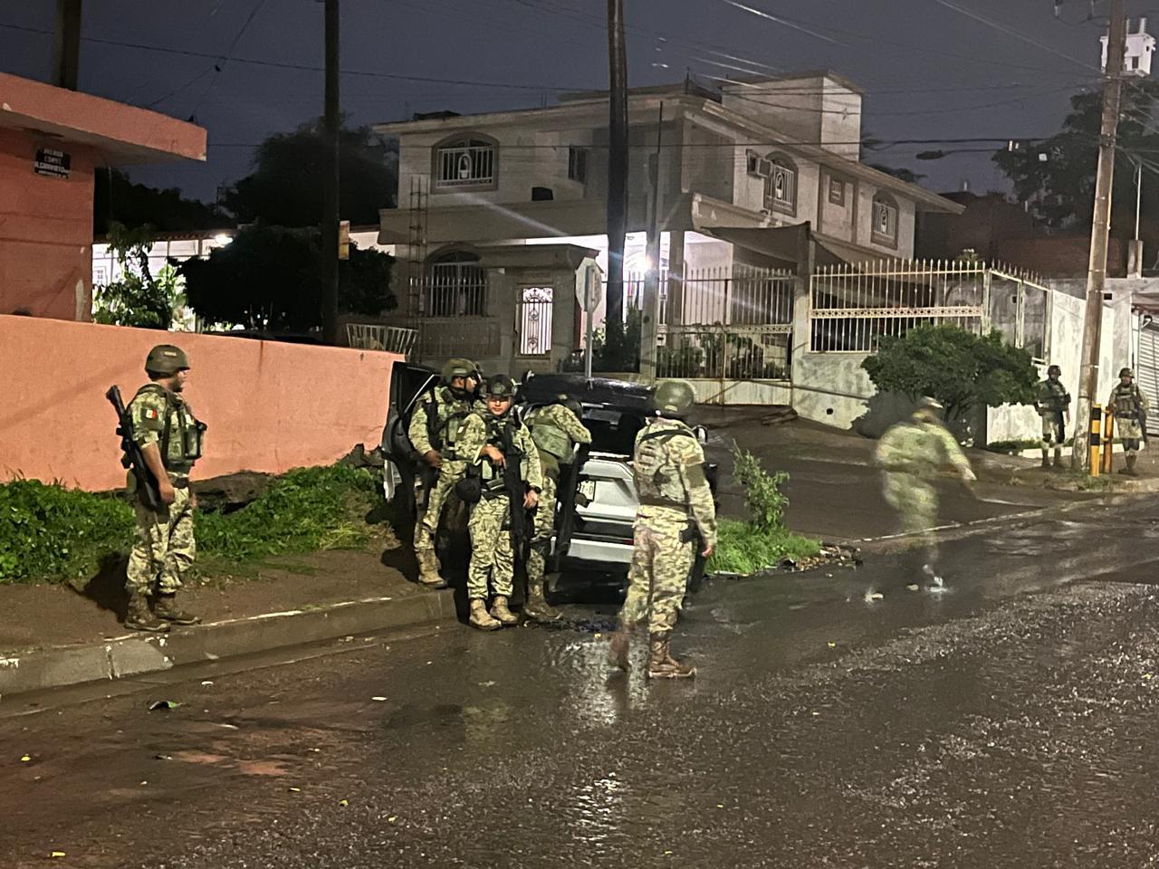 $!Aseguran camioneta con armas en calles de la colonia Libertad, en Culiacán