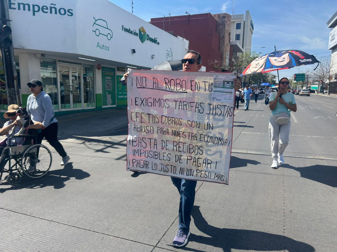 $!Marchan en Culiacán contra altos cobros de la CFE; ciudadanos exigen tarifas justas