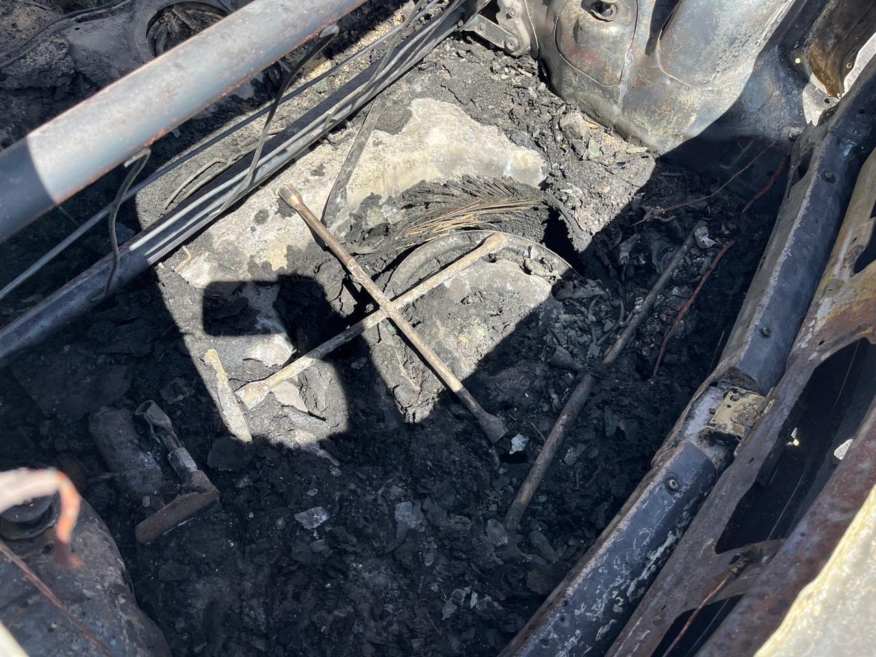 $!Se incendia un vehículo en la colonia 5 de Mayo, en Culiacán