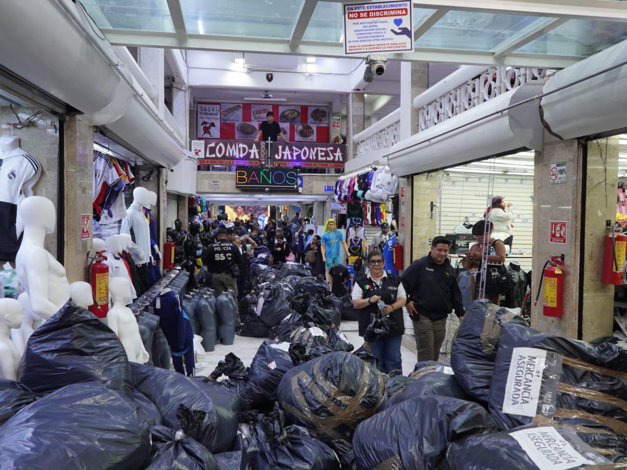 $!Decomisan en Tepito 25 toneladas de mercancía apócrifa alusiva al Mundial 2026 valorada en $15.3 millones