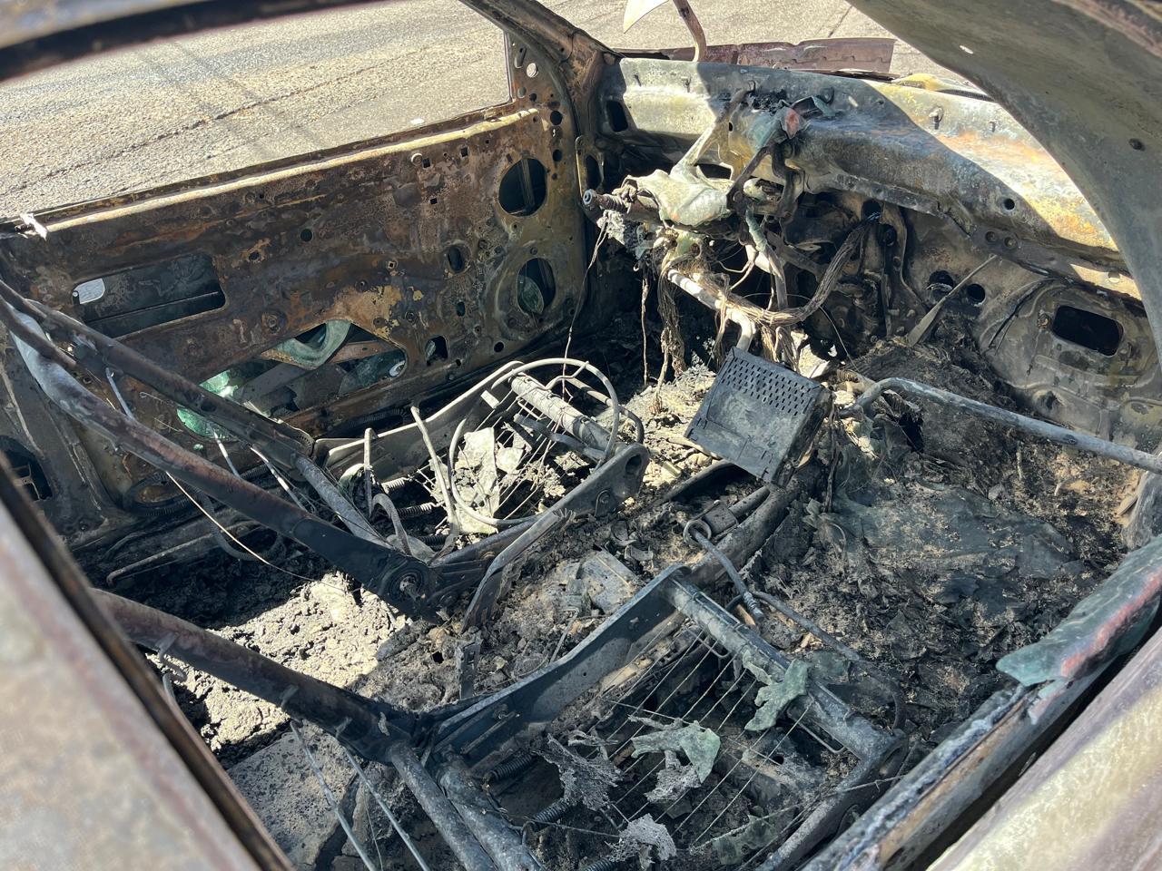 $!Se incendia un vehículo en la colonia 5 de Mayo, en Culiacán