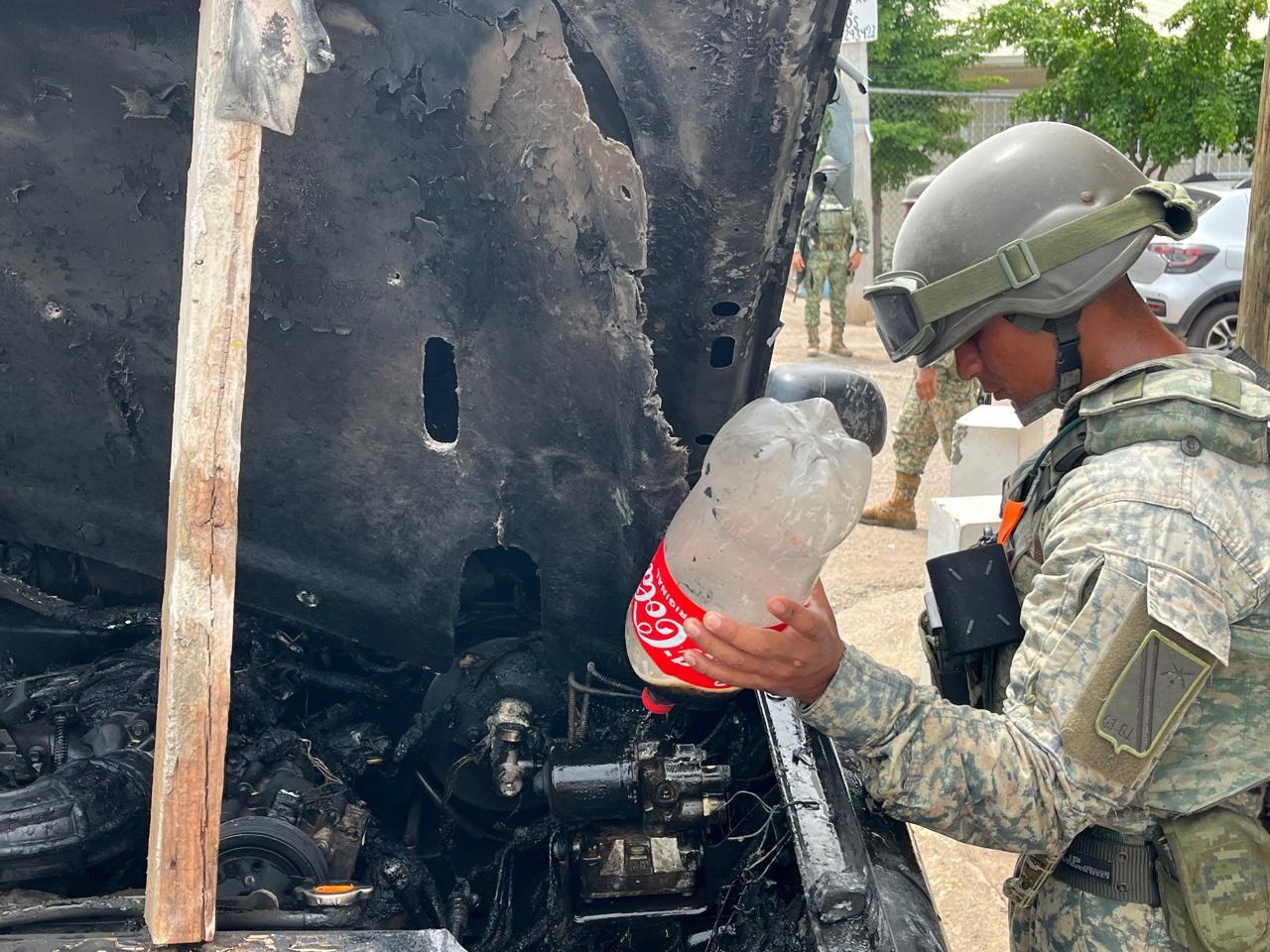 $!Se incendia camioneta en Capistrano, Culiacán; militares la apagan con extintor y refresco