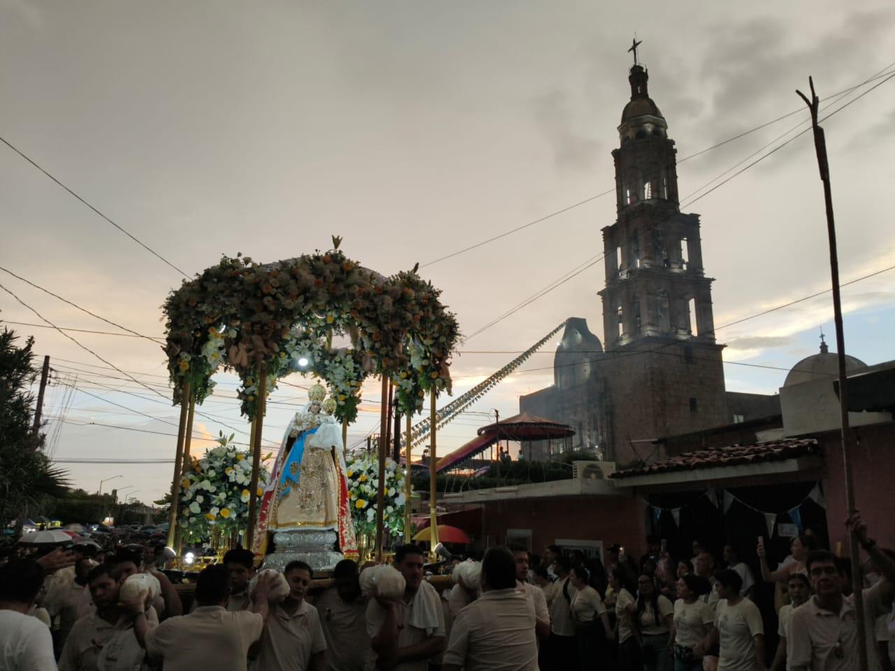 $!‘¡Viva la Virgen del Rosario!: feligreses celebran su fe pese a las lluvias