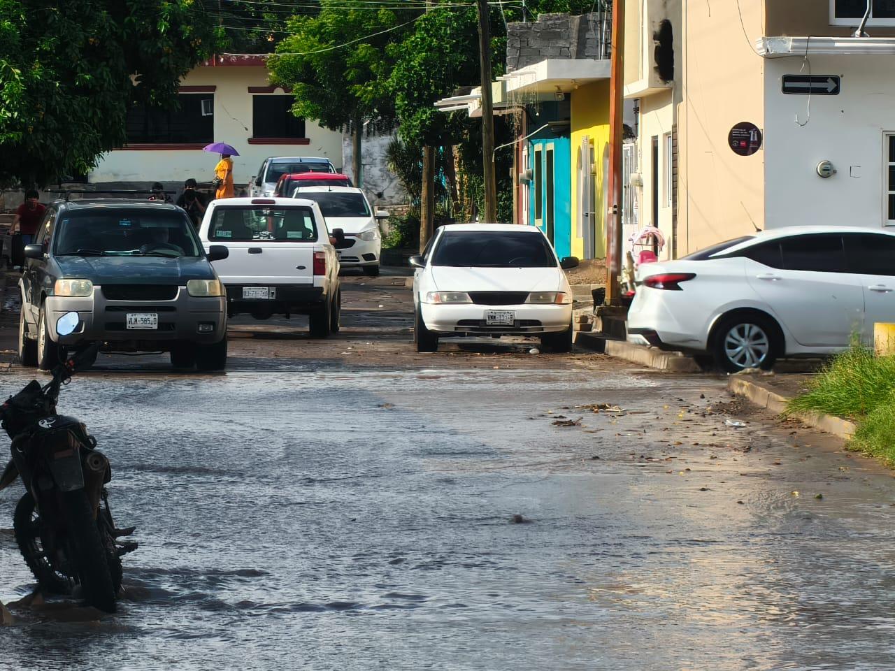 $!Lluvias repentinas dejan encharcamientos en calles y baches en El Rosario
