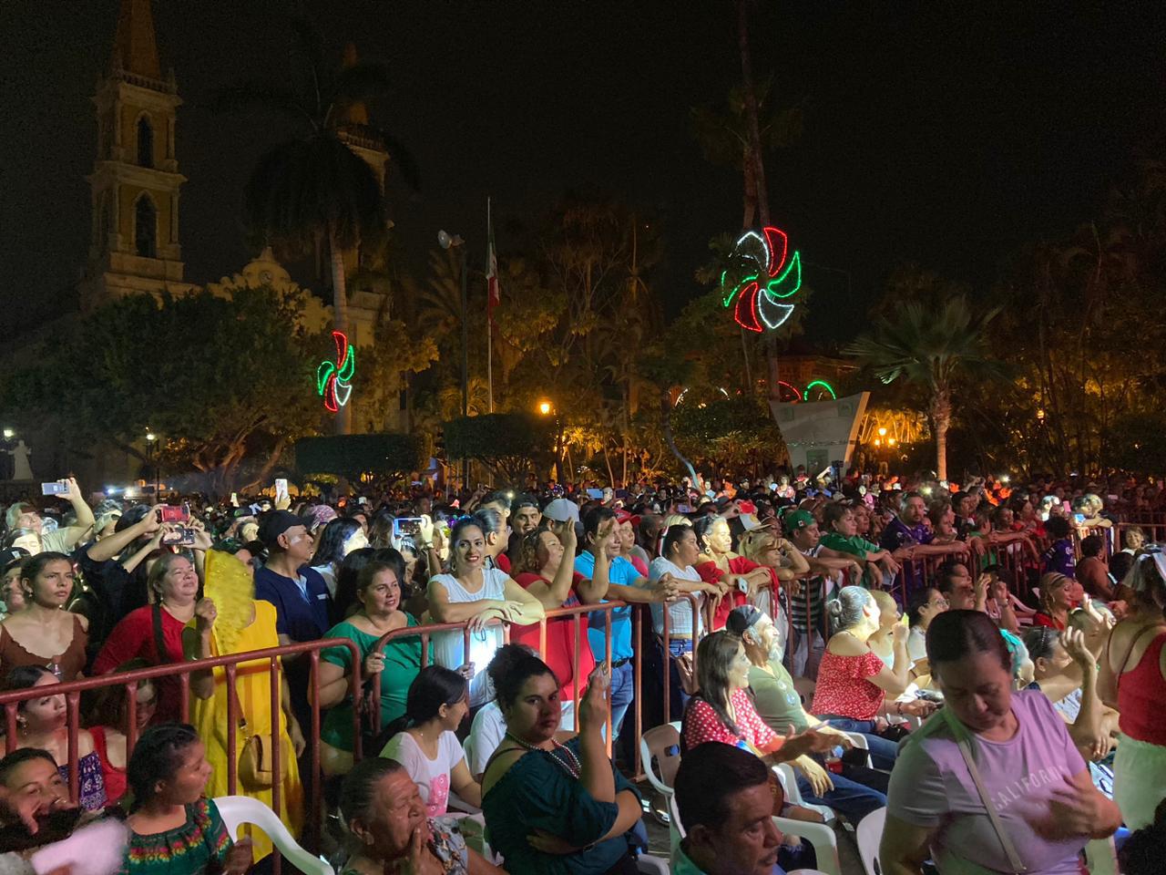 $!Los mazatlecos llenaron la explanada de la Plazuela República.