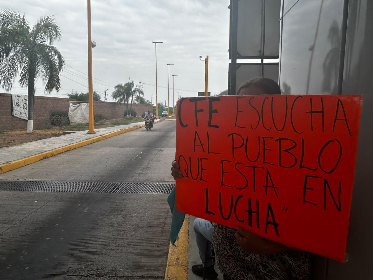 $!Habitantes de Badiraguato y Culiacán toman caseta de Limón de los Ramos; exigen a CFE revisar altos cobros de luz