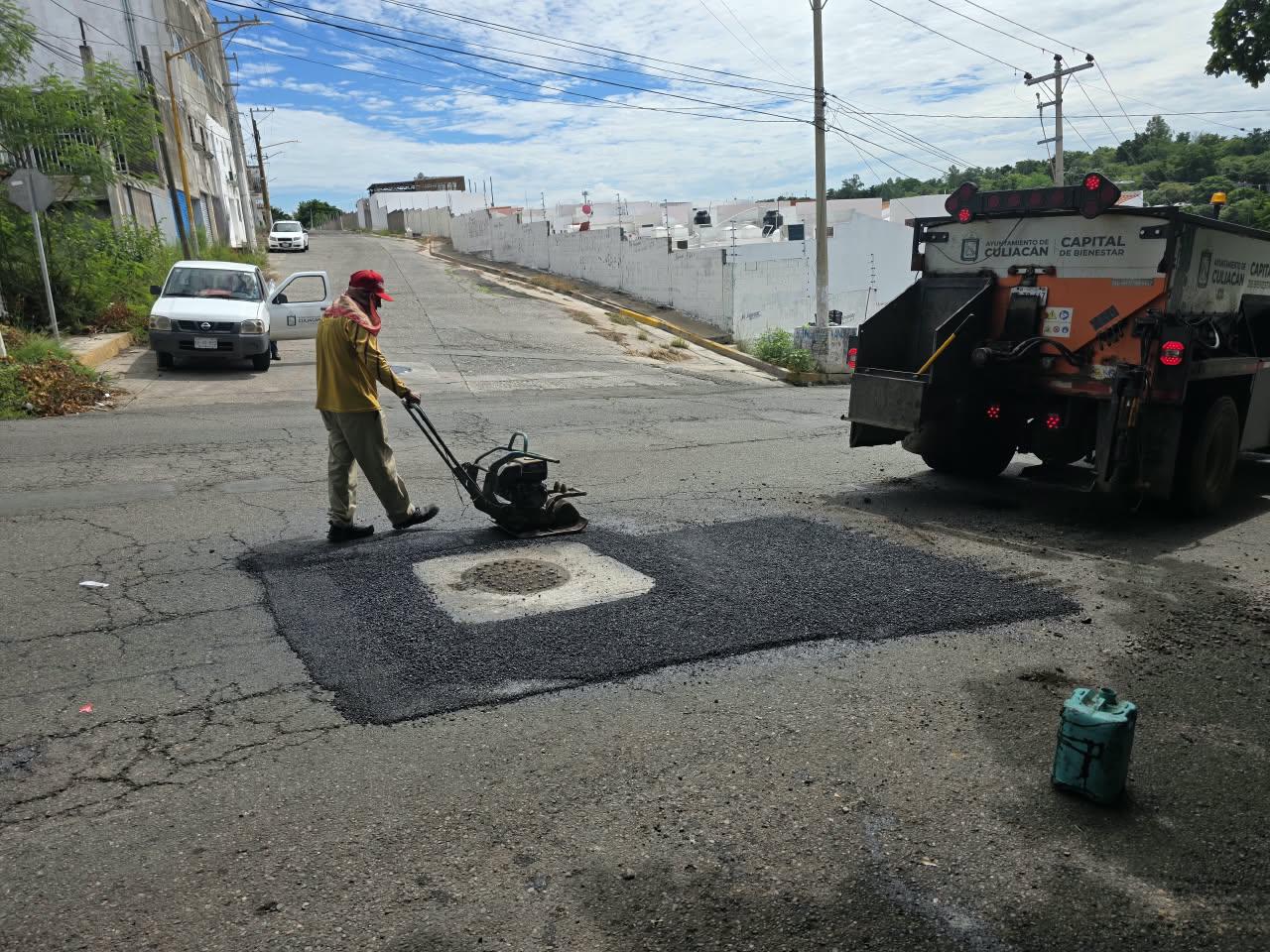 $!Avanza Comuna con trabajos de bacheo en Culiacán; cuadrillas municipales reparan asfalto en puntos afectados