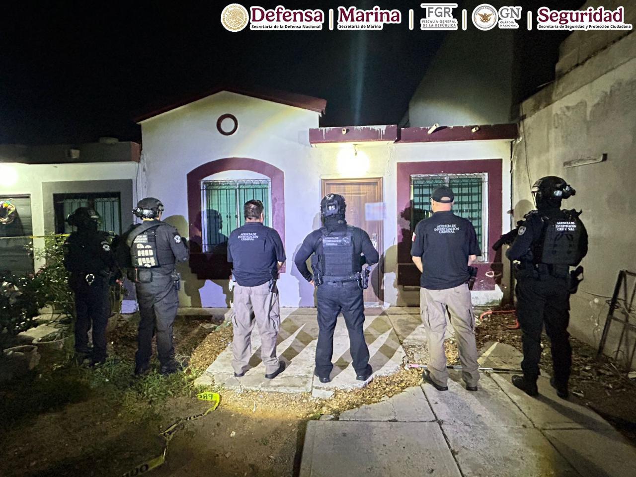 $!Decomisan arsenal y drogas tras cateo en Culiacán