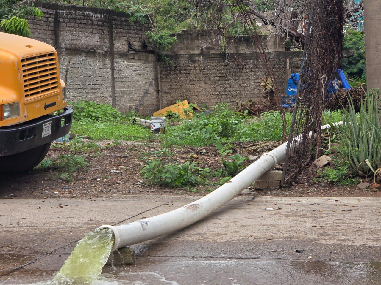 $!Se desbordan lagunas de El Rosario por tercera vez en la temporada; colonias reportan inundaciones y temor por contaminación