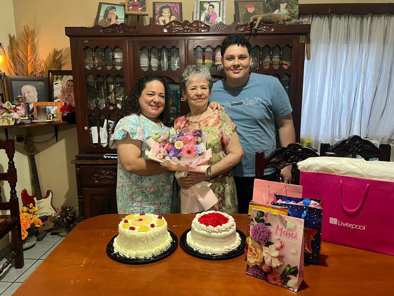 $!María del Rosario con su hija Lety Cervantes y su nieto Erik Leyva.