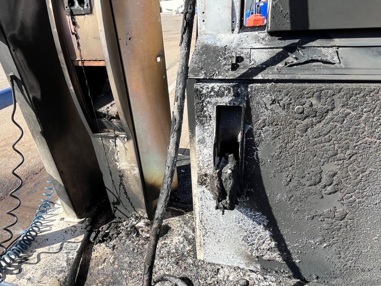 $!Balean e incendian gasolinera y expendio por la carretera Culiacán-Eldorado