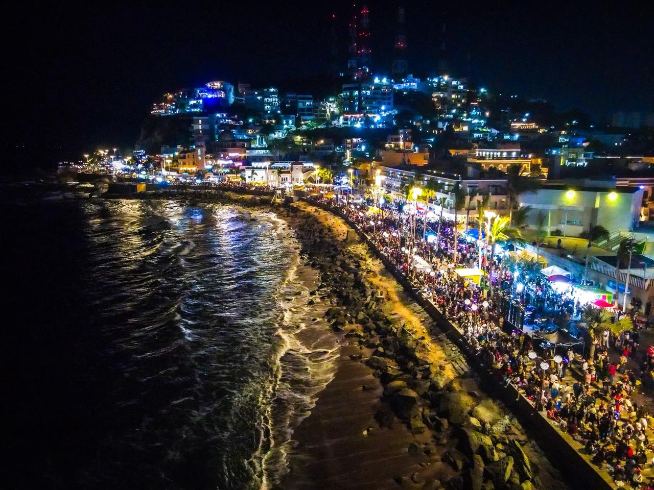 $!‘Explota’ Nawat Itsaragrisil en la tradicional Quema del Mal humor del Carnaval de Mazatlán