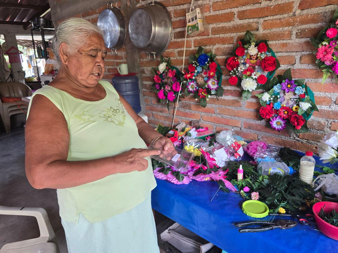 $!A pesar del dolor, no suelta la tradición: Carmen Bibriesca, más de 20 años elaborando coronas en Cacalotán