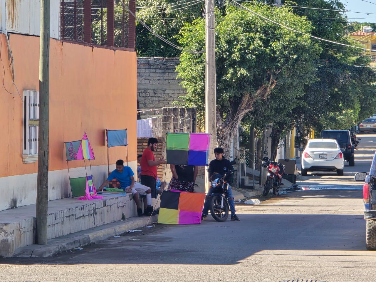 $!Guadalupe, Jesús, Rodrigo y Wilson vuelan su ilusión creando papalotes en Rosario