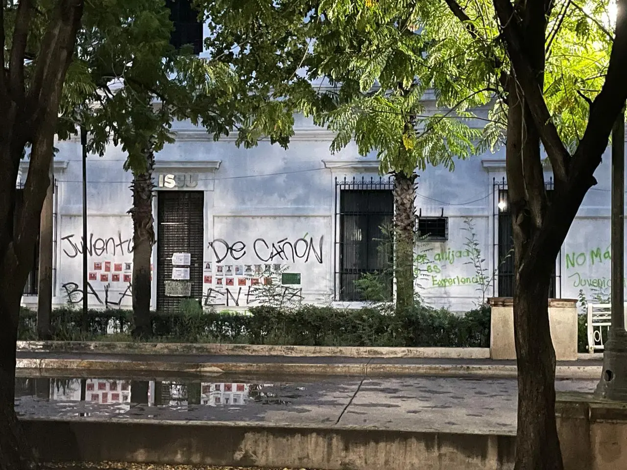 $!Pintan el ISJU tras polémica carrera durante manifestación del Día de las Víctimas de Desaparición