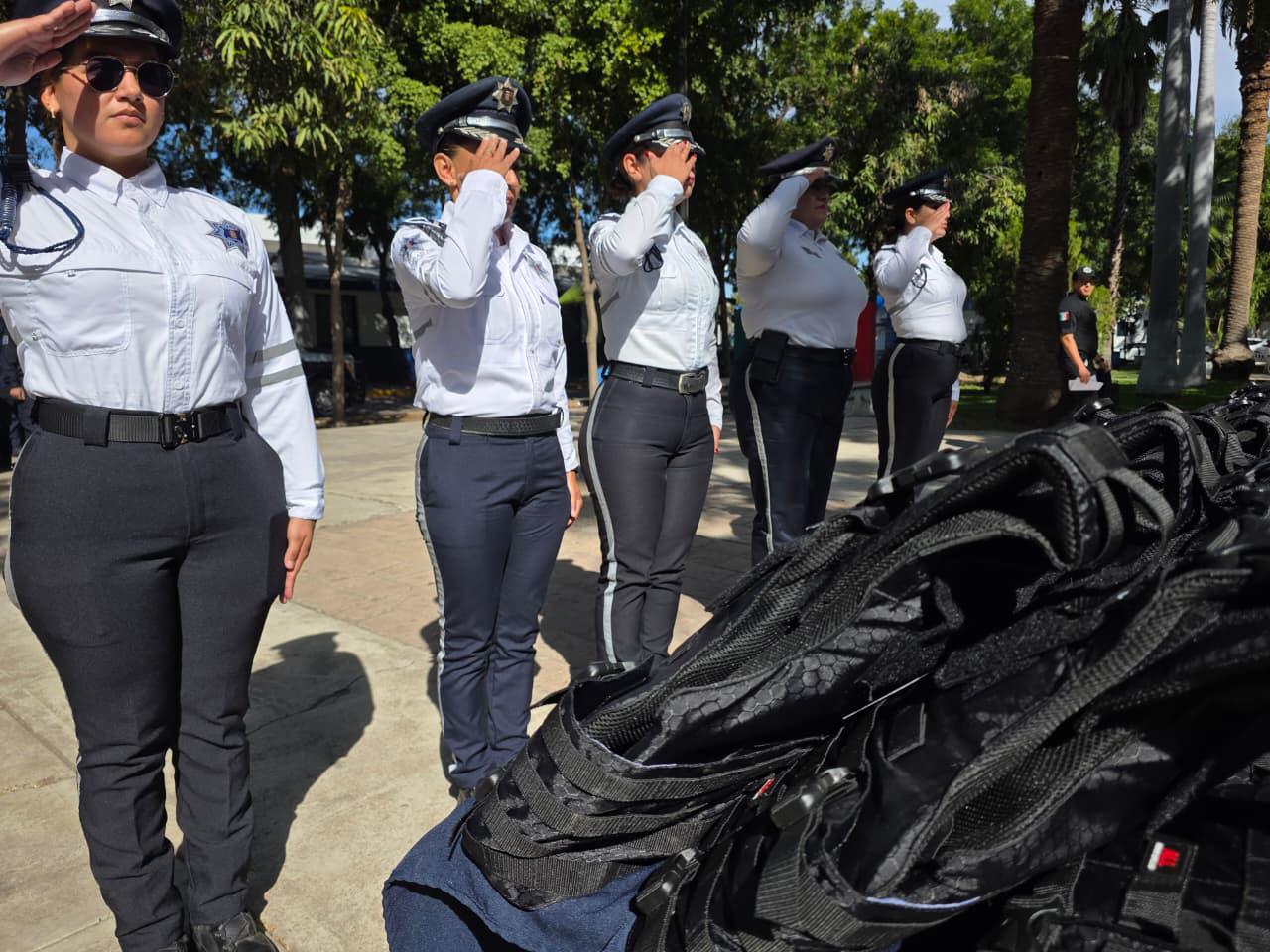 $!Policías de Culiacán reciben nuevos chalecos balísticos