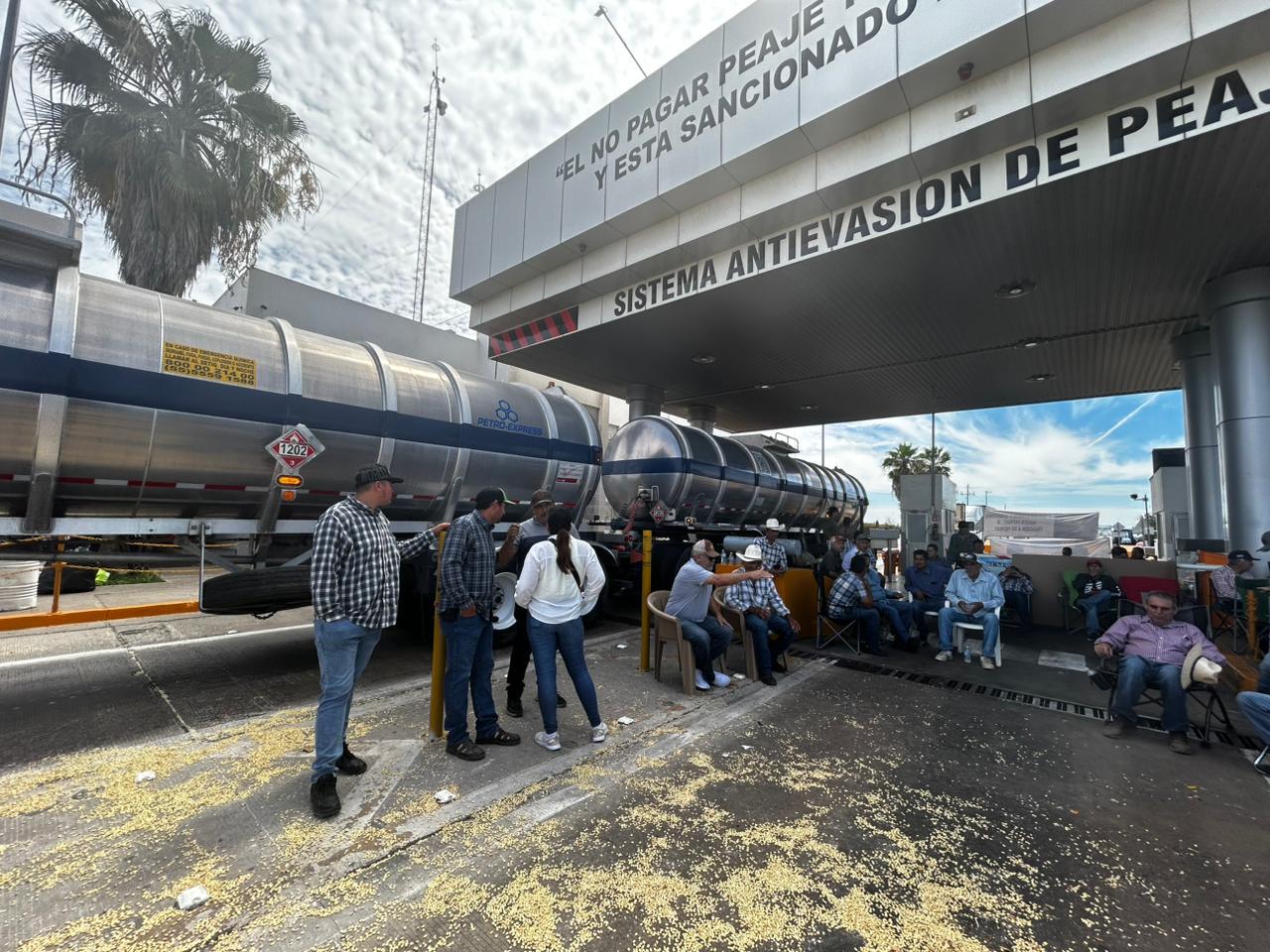 $!Mantienen agricultores protesta en caseta de El Pisal, en Navolato, pese a retiro de trigueros en el norte