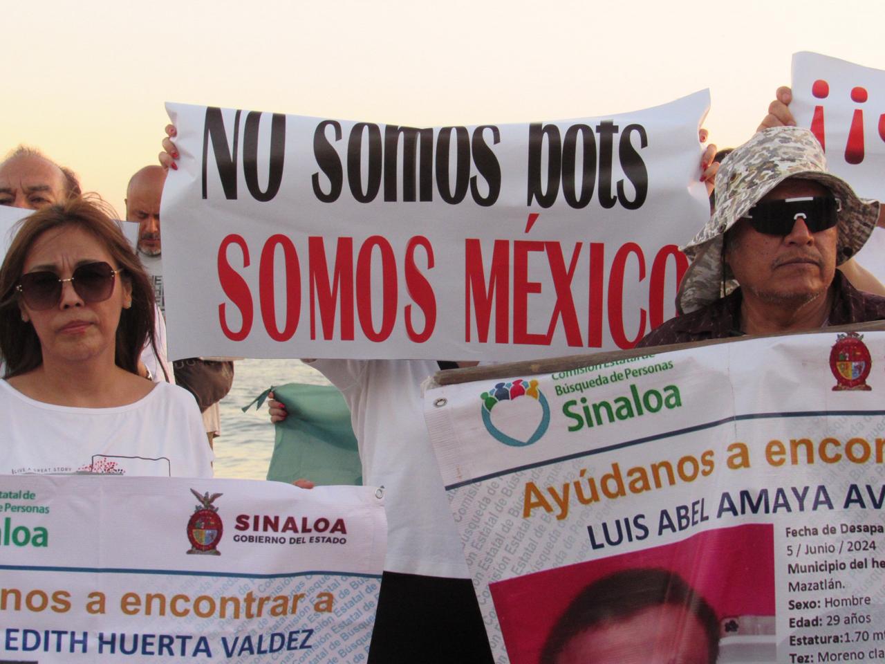 $!Mazatlecos exigen paz y revocación de mandato en marcha en el malecón
