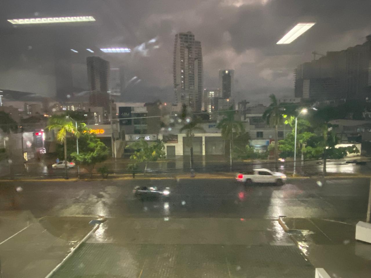 $!Alertan por lluvias fuertes en Mazatlán; reportan precipitaciones en varios sectores