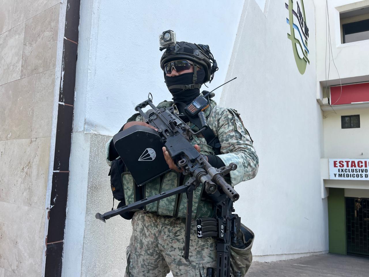 $!¿A quién cuidaban? Fuerzas especiales resguardaron hospital tras enfrentamiento entre policías en Culiacán
