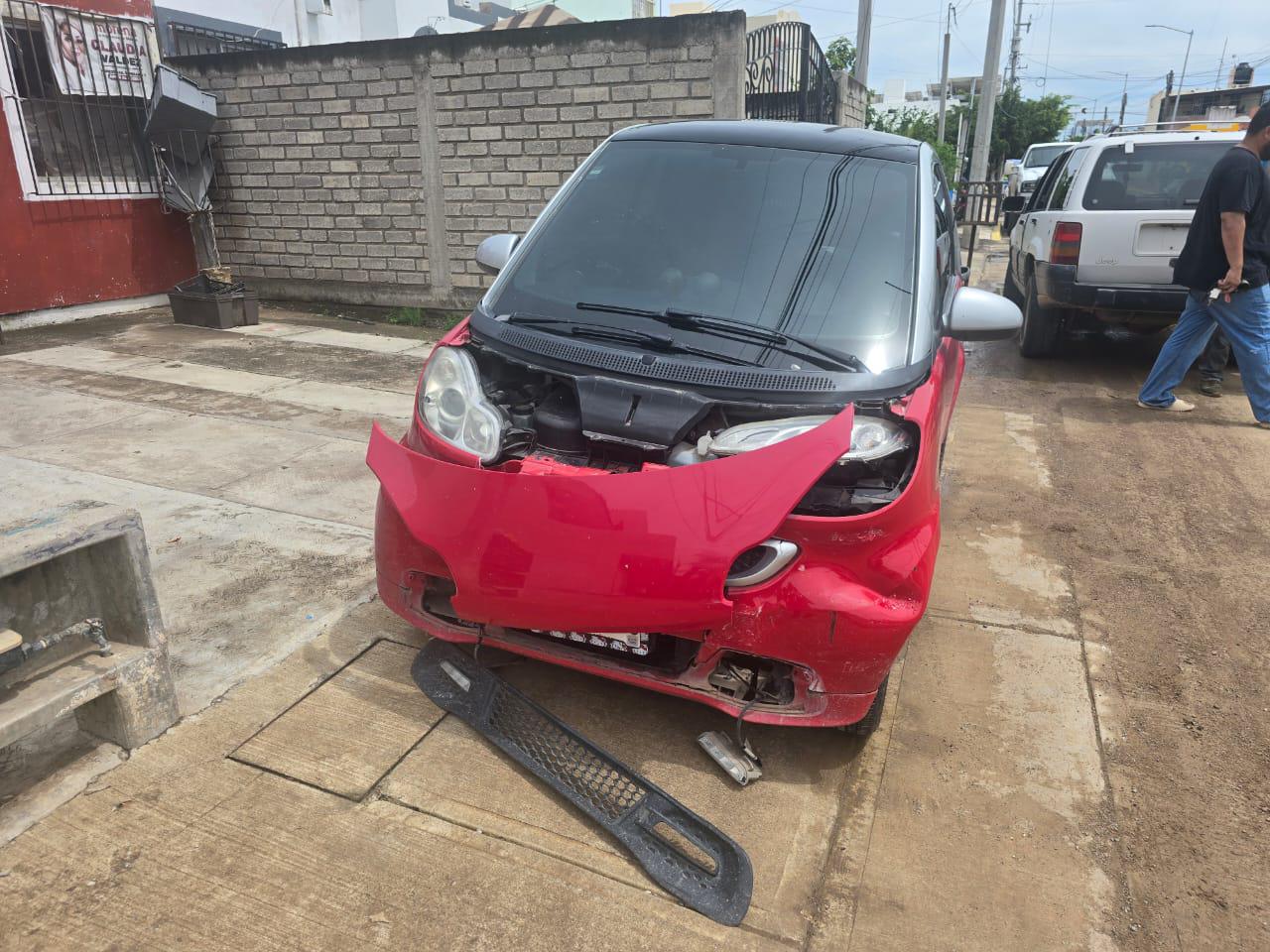 $!Camión provoca choque, apagón y daños en colonia Real de Minas, en El Rosario