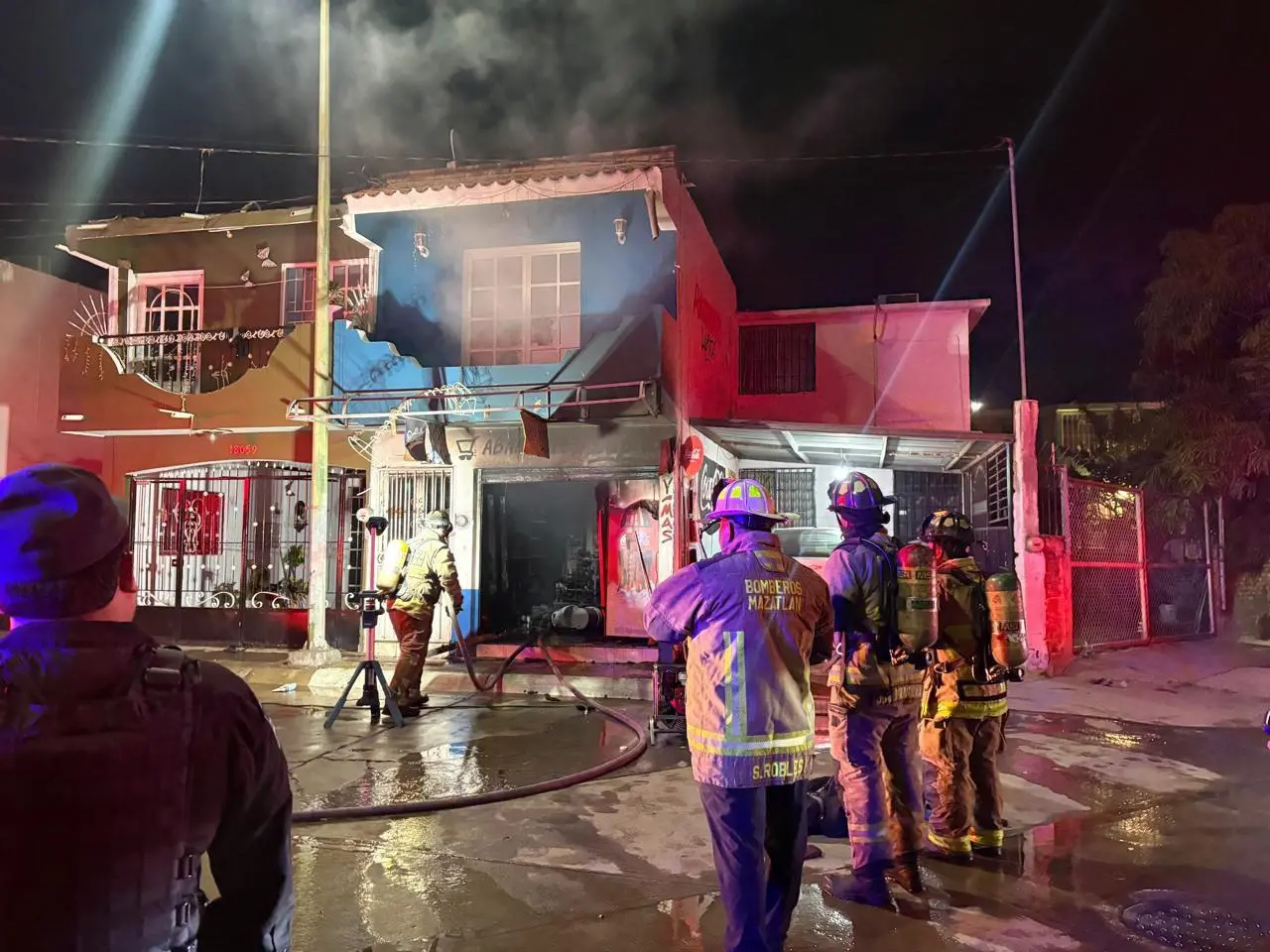 $!Se incendia tienda de abarrotes en La Foresta, en Mazatlán, tras presunto ataque