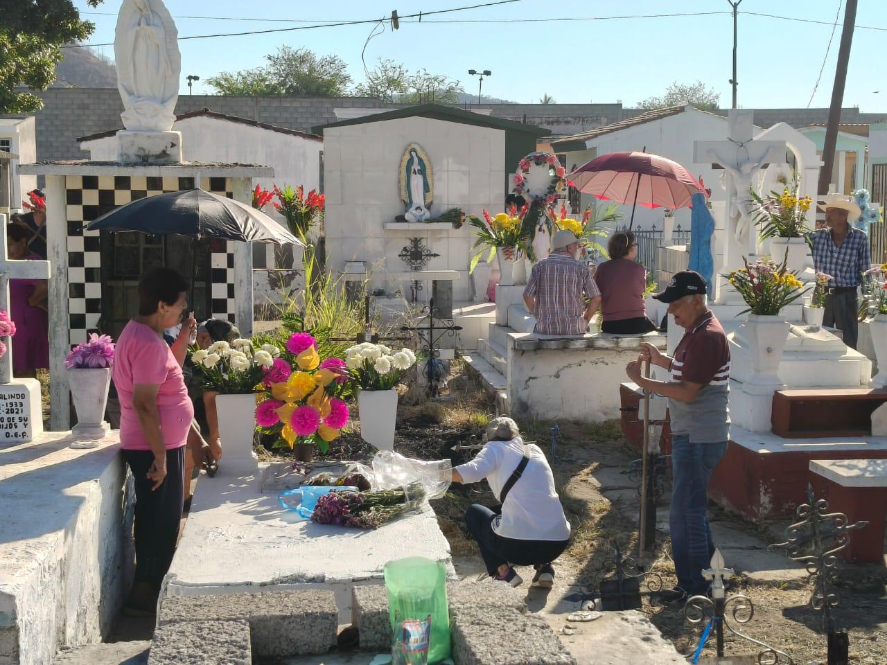 $!Familias de Rosario honran a sus madres en el panteón municipal