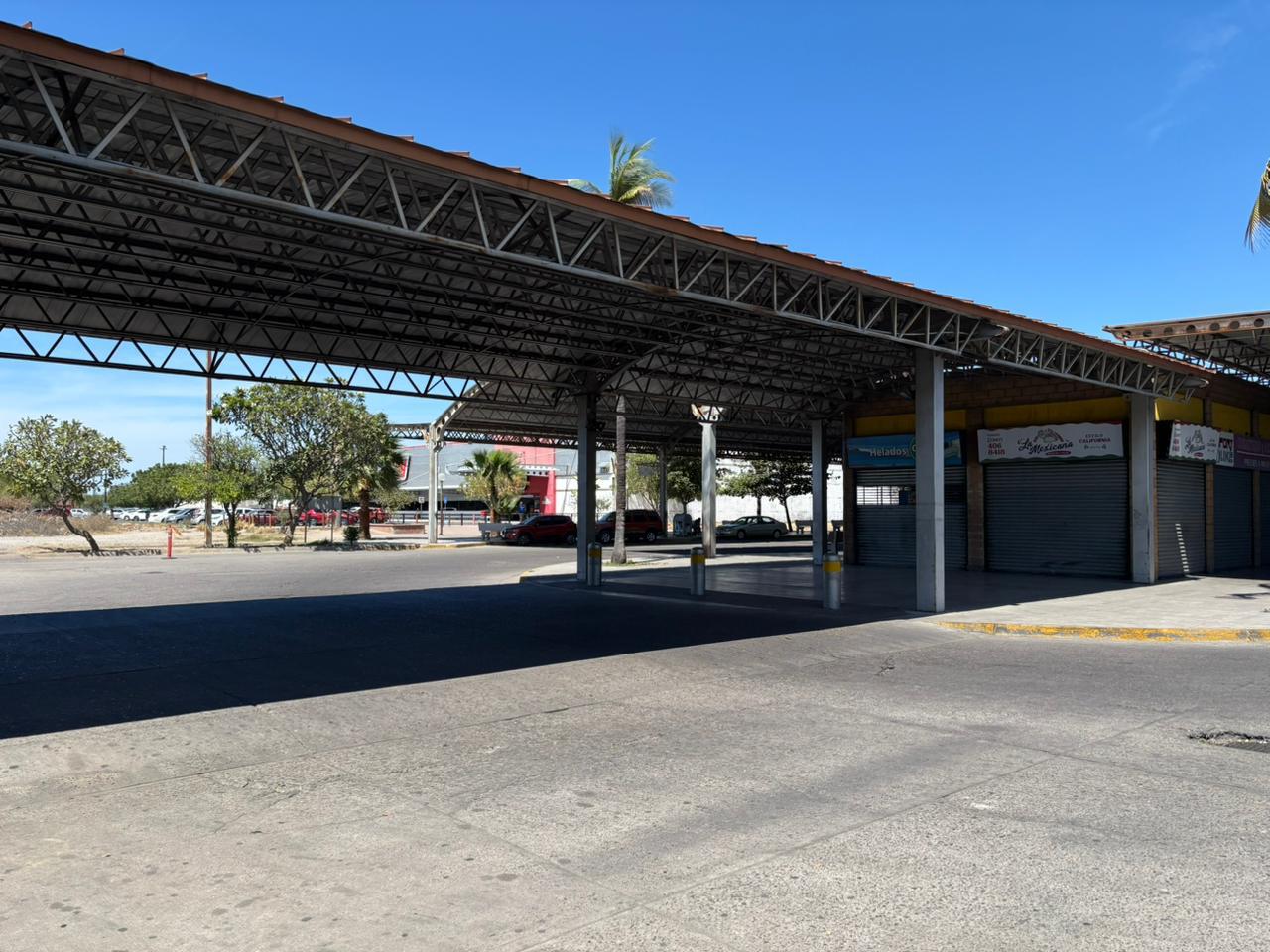 $!Central de autobuses de Culiacán luce baja afluencia en Jueves Santo