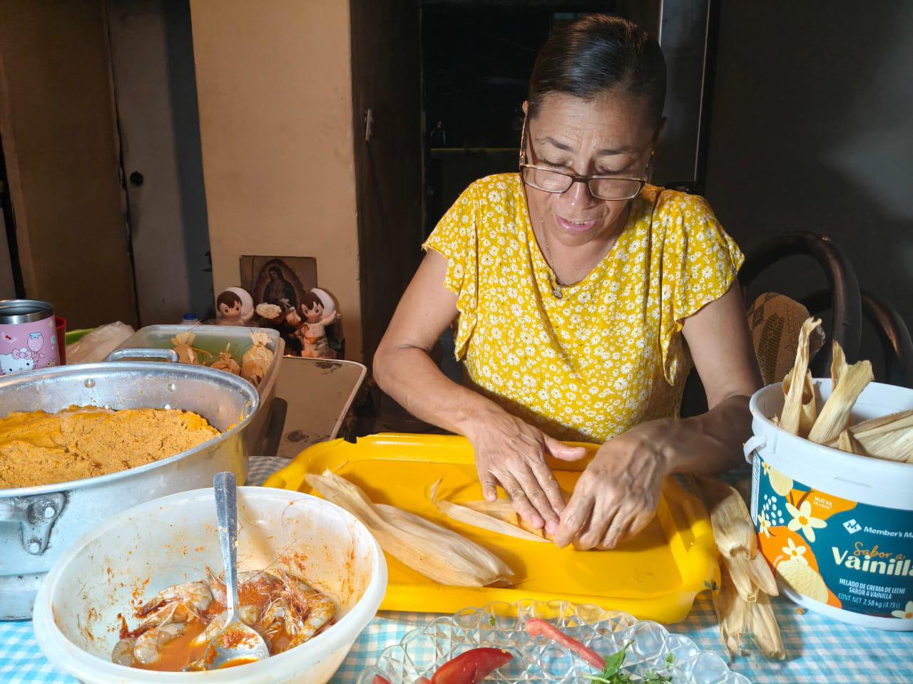 $!Desde hace 15 años, ‘Monse’ se ha dedicado en Rosario a la elaboración de tamales en la fiesta de San Juan